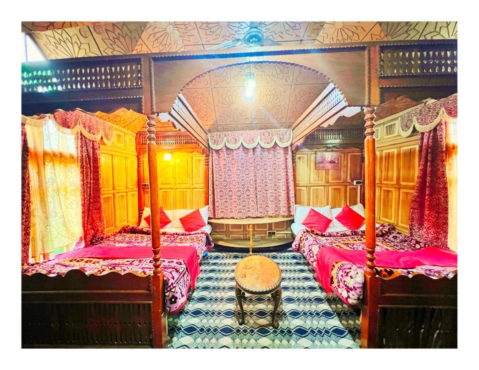 Mossess Group Of Houseboats Hotel Srīnagar Exterior foto