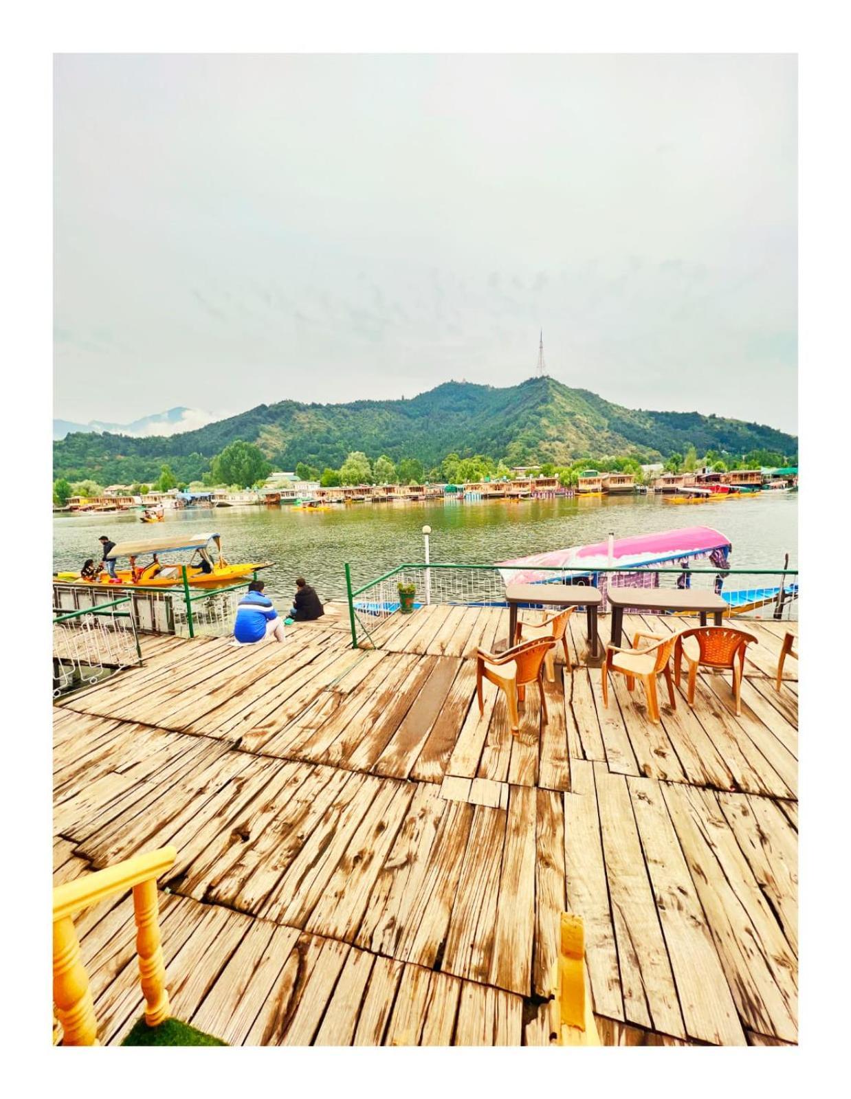 Mossess Group Of Houseboats Hotel Srīnagar Exterior foto