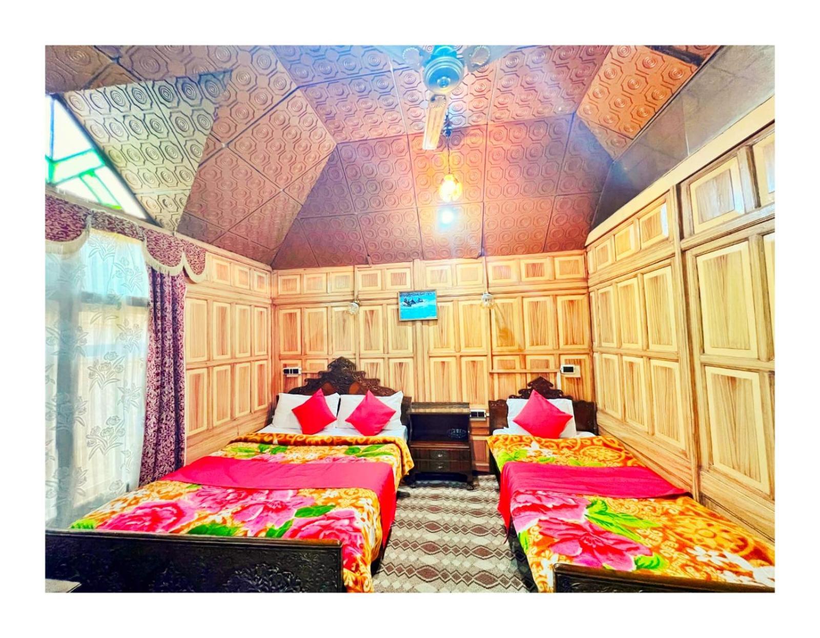 Mossess Group Of Houseboats Hotel Srīnagar Exterior foto