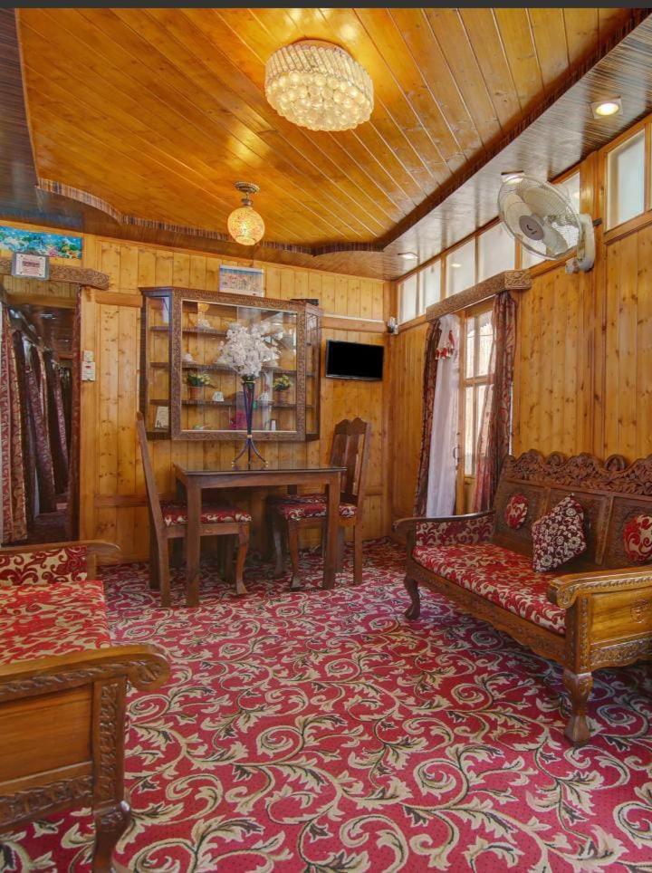 Mossess Group Of Houseboats Hotel Srīnagar Exterior foto